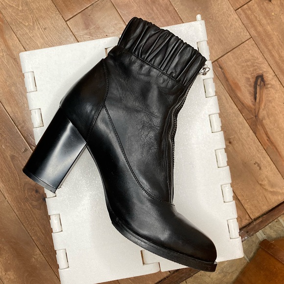 zip front leather ankle boots - Picture 10 of 10